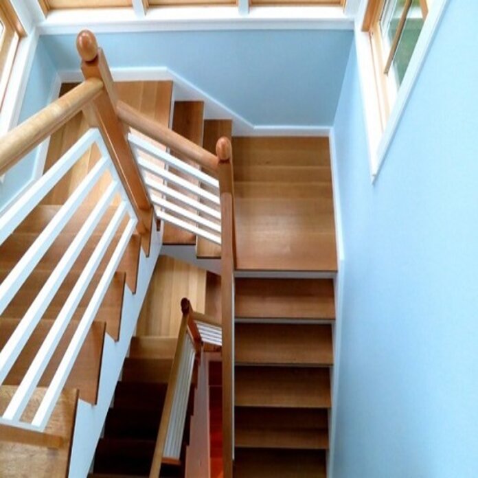Ảnh 11: Chiếu nghỉ cầu thang làm bằng gỗ cao hơn hẳn sao với các loại vật liệu khác