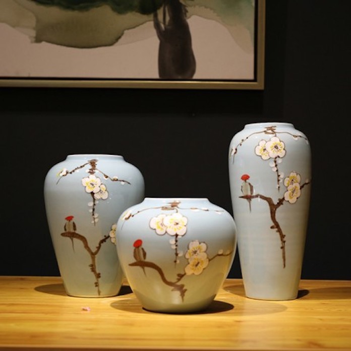 Hình 5: Bình gốm với màu sắc tinh tế, hoa văn, hoạ tiết độc đáo sẽ làm toả sáng cho căn phòng khách nhà bạn