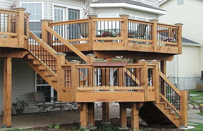 Một mẫu cầu thang ngoài trời làm từ gỗ cực kỳ sang trọng