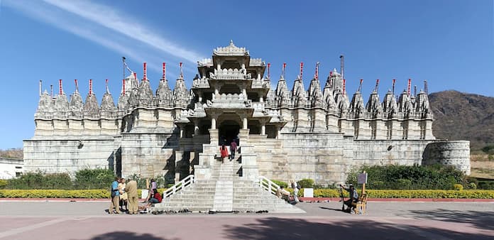 Ảnh 9: Ngôi đền Ranakpur Jain được sử dụng nguyên vật liệu bằng đá cẩm thạch trắng, có diện tích khoảng 4,500m2