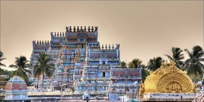 Ảnh 12: Ngôi đến bắt mặt với thiết kế chiếc cổng đền mang đậm nét văn hóa đạo Hindu
