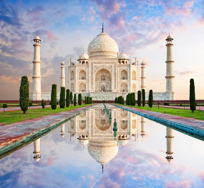 Ảnh 5: Taj Mahal được xây dựng bằng đá trắng trên một không gian rộng lớn càng làm nổi bật vẻ nguy nga của ngồi đền