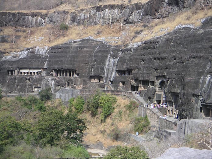 Ảnh 10: các hang động này còn có bố cục như một ngôi chùa cho nên người dân Ấn Độ thường gọi nơi đây là các chùa hang