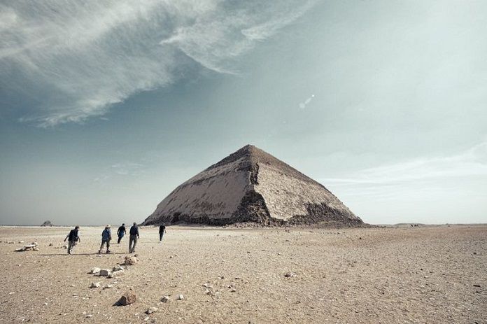 Ảnh 5: Kim tự tháp Bent là một kim tự tháp khổng lồ có hình dáng cong độc đáo