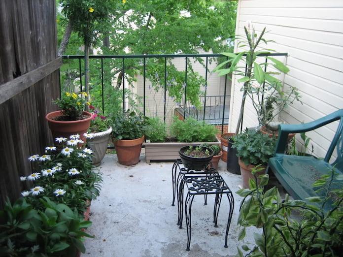 Ảnh 5: Thiết kế sân vườn trên sân thượng giúp che chắn ánh nắng, đem lại không gian dễ chịu