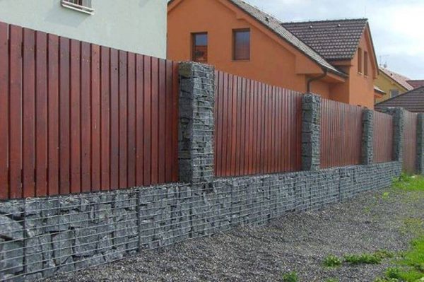 các mẫu hàng rào xây gạch đẹp kết hợp gỗ tạo sự trang trọng, ấn tượng