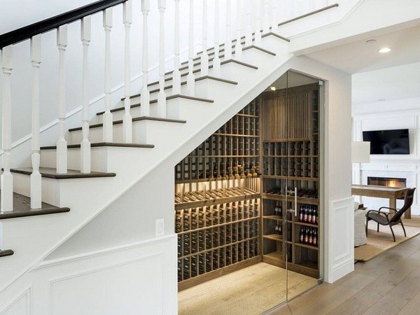 Biến gầm cầu thang nhà bạn thành hầm rượu đẹp mắt và tiện dụng.