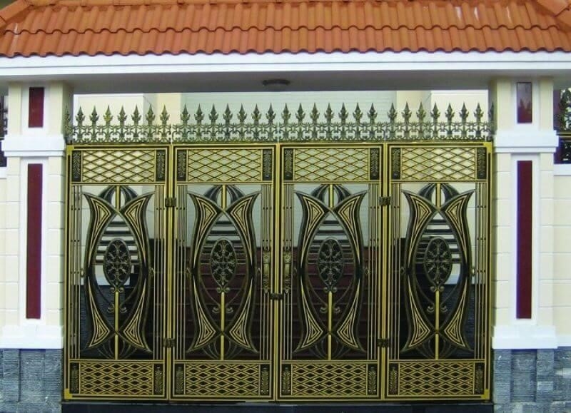 Cổng bằng nhôm đúc được thiết kế với 4 cánh, mang phong cách tân cổ điển, phù hợp với kiến trúc biệt thự.