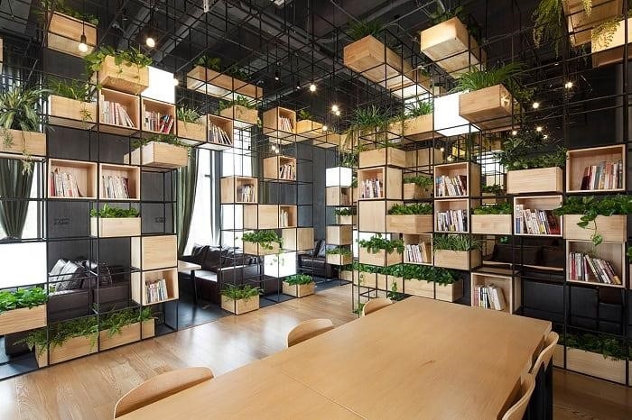 Có rất nhiều lợi ích khi sử dụng ứng dụng thiết kế nội thất văn phòng với nhiều cây xanh.