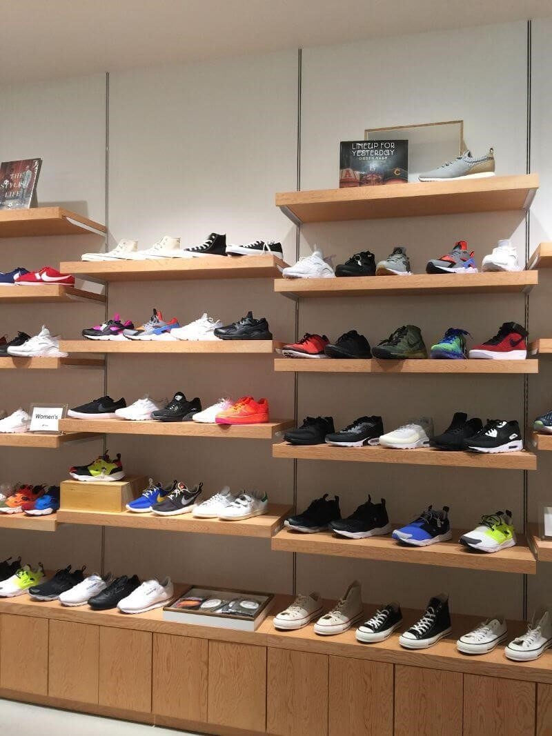 Nếu bạn có kỹ năng thiết kế, thì cửa hàng giày dép nhỏ cũng có thể bán hàng thành công với giá cao.