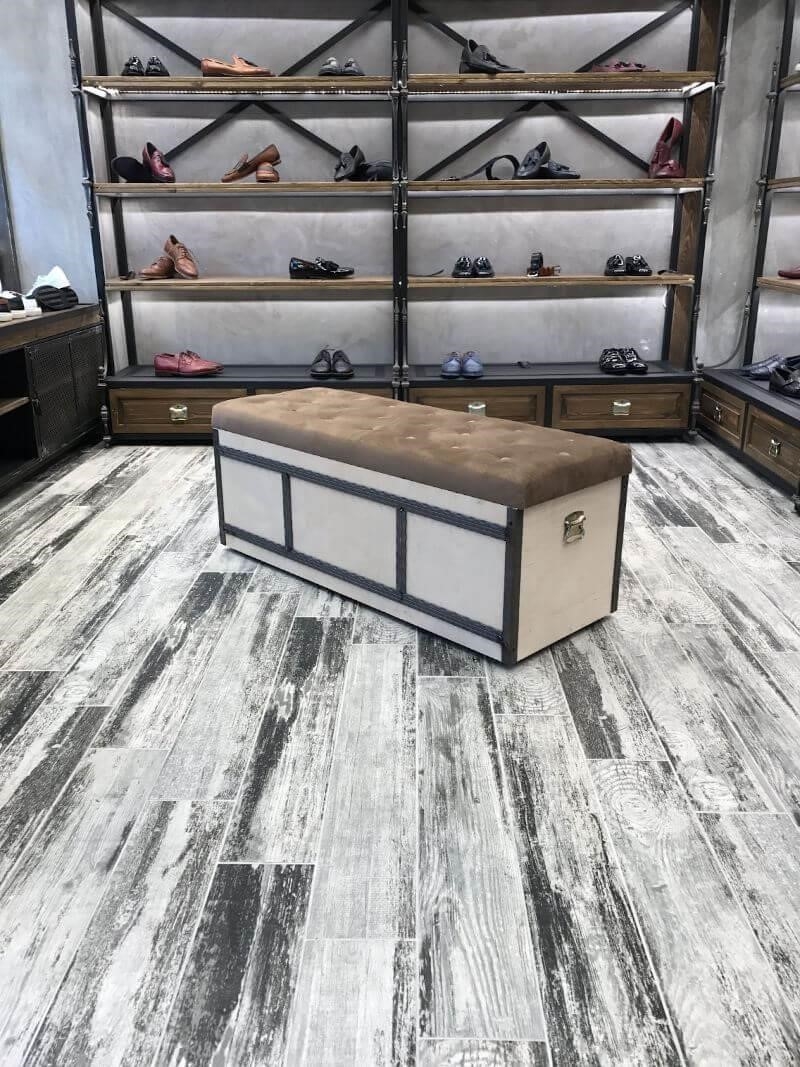 Thiết kế cửa hàng giày này sử dụng chất liệu kệ gỗ phối hợp với màu nền gỗ, tạo ra một không gian nội thất độc đáo, đẹp mắt và đầy tính cá tính.
