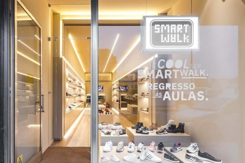 Thiết kế cửa hàng giày dép sử dụng nội thất bằng chất liệu gương sẽ tạo cảm giác không gian rộng hơn.