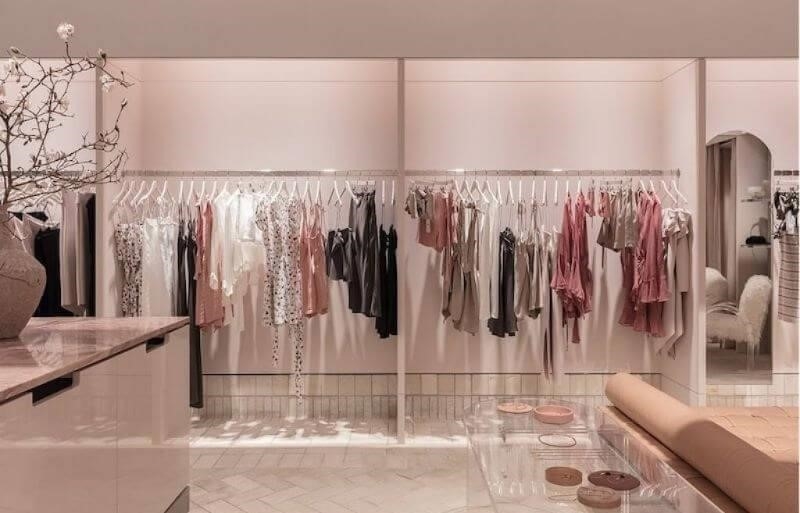 Việc thiết kế cửa hàng thời trang nữ cần đẹp và đơn giản để thu hút khách hàng.