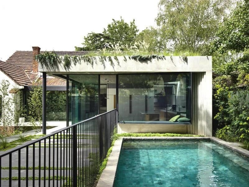 Một ý tưởng thiết kế nhà sân vườn có hồ bơi được đặt ở phía bên hông của ngôi nhà.