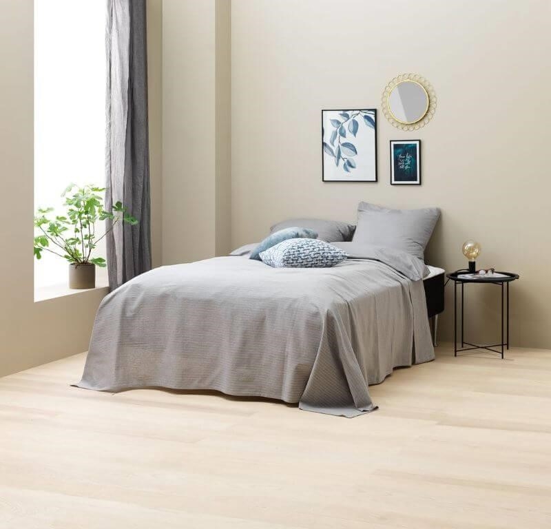 Phòng ngủ có diện tích 12m2 được thiết kế theo phong cách tối giản, mang đến sự nhẹ nhàng và thanh lịch.