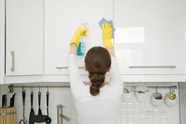 Để đảm bảo sức khỏe và sự an toàn, việc vệ sinh tủ bếp nhôm kính là rất quan trọng và cần thực hiện thường xuyên và đúng cách.