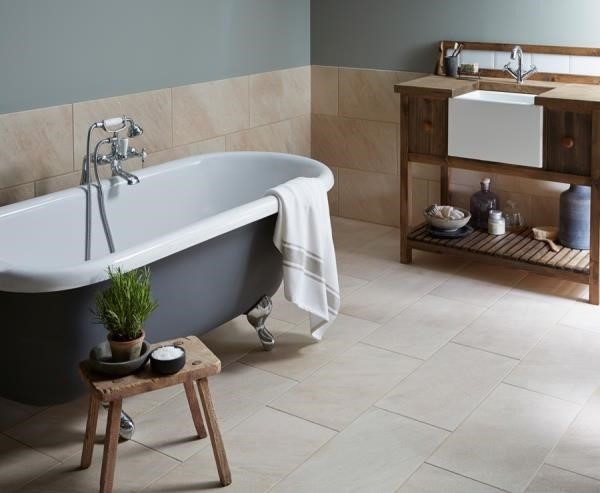 Nền nhà tắm được lát bằng gạch có họa tiết đơn sắc.