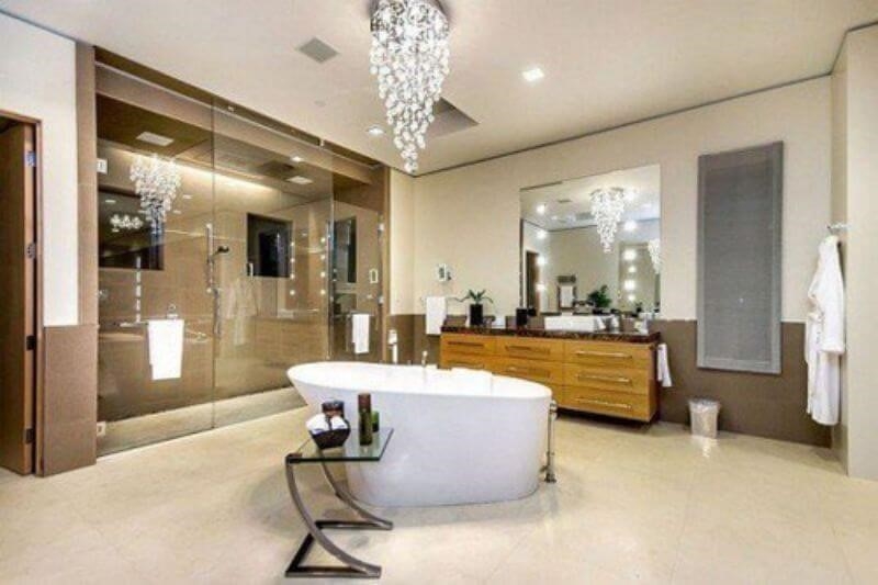Phòng tắm được thiết kế đẹp và sang trọng, trang trí bằng đèn chùm tạo nên không gian ấm cúng và đẳng cấp.