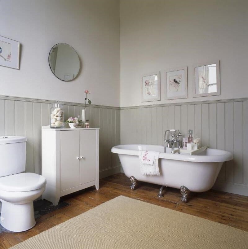 Phòng tắm được trang trí bằng màu xám pastel.