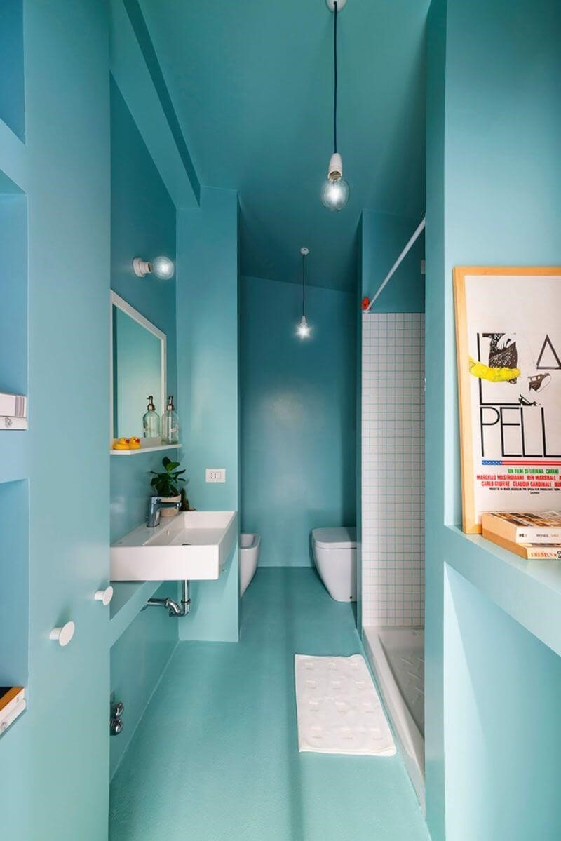 Phòng tắm được trang trí đẹp mắt và sang trọng với sắc xanh biển đặc trưng.