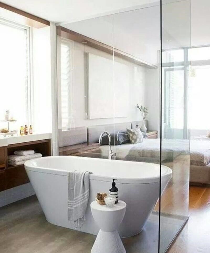 Phòng tắm đẹp được trang trí bằng vách ngăn kính để phân chia khu vực tắm bồn.