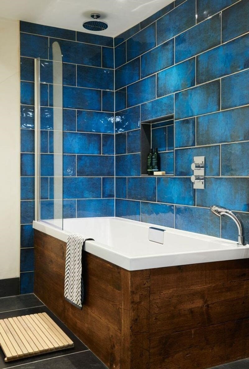 Phòng tắm có màu xanh hải quân.