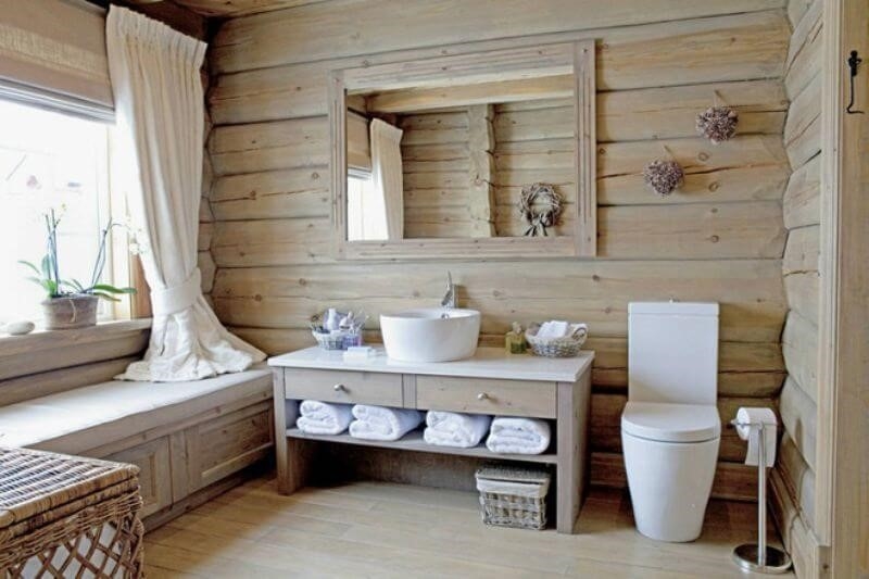 Phòng tắm được thiết kế đẹp mắt với sử dụng vật liệu gỗ.