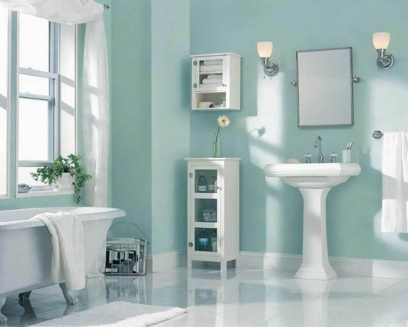 Phòng tắm được trang trí bằng màu xanh lam nhạt.