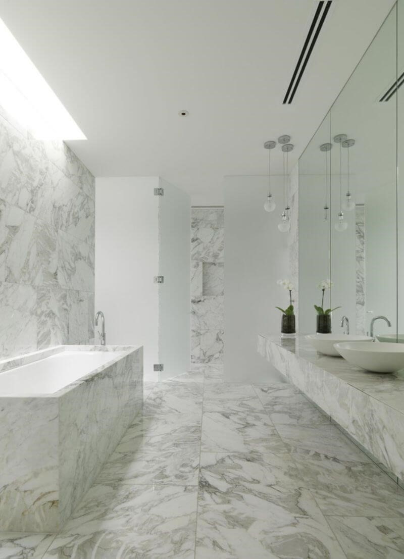 Phòng tắm được trang trí đẹp mắt với vật liệu đá cẩm thạch cao cấp.