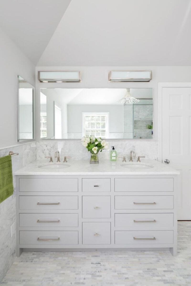 Phòng tắm được bố trí với màu trắng tươi sáng.