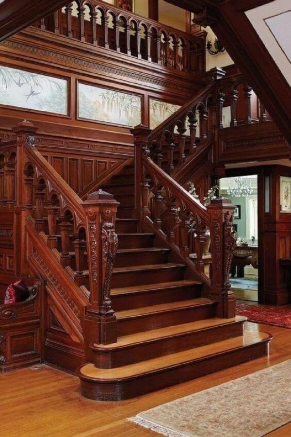 Cầu thang được làm từ gỗ tự nhiên.