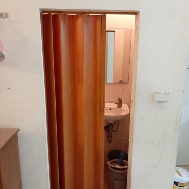 Cửa toilet cao cấp được làm bằng chất liệu giả gỗ.