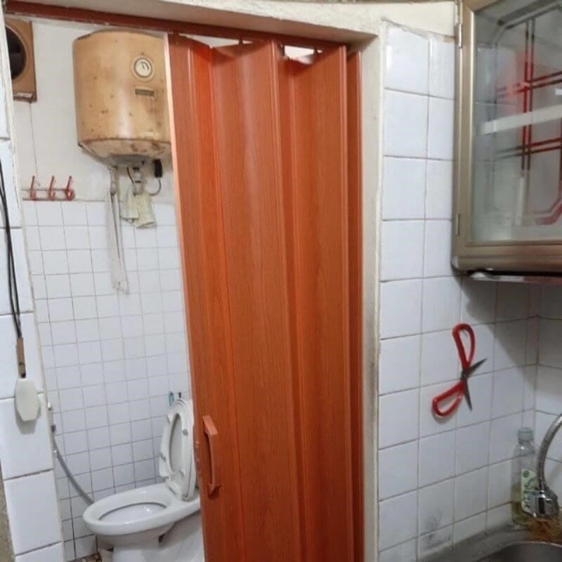 Cửa vệ sinh được làm bằng nhựa và có màu gỗ đẹp mắt.