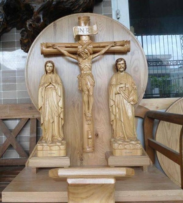 Bàn thờ Chúa được thiết kế cho phòng khách bằng gỗ lim, có độ bền cao và hình dáng đẹp mắt.
