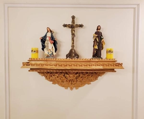 Bàn thờ Chúa phòng khách treo tường có mẫu thiết kế đẹp mắt, kết hợp với chiếc bàn thờ được chạm trổ điêu khắc thẩm mỹ tuyệt vời.