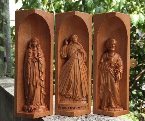 Một thiết kế bàn thờ Chúa cho phòng khách mini với những tượng Chúa được tạo hình tinh tế từ gỗ.