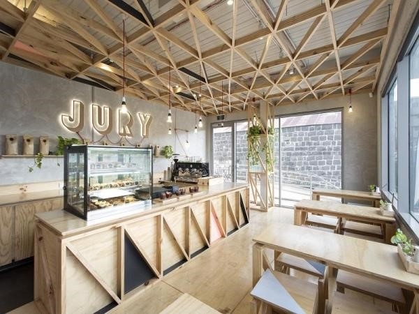Thiết kế quầy bar cho quán cafe sử dụng chất liệu gỗ.