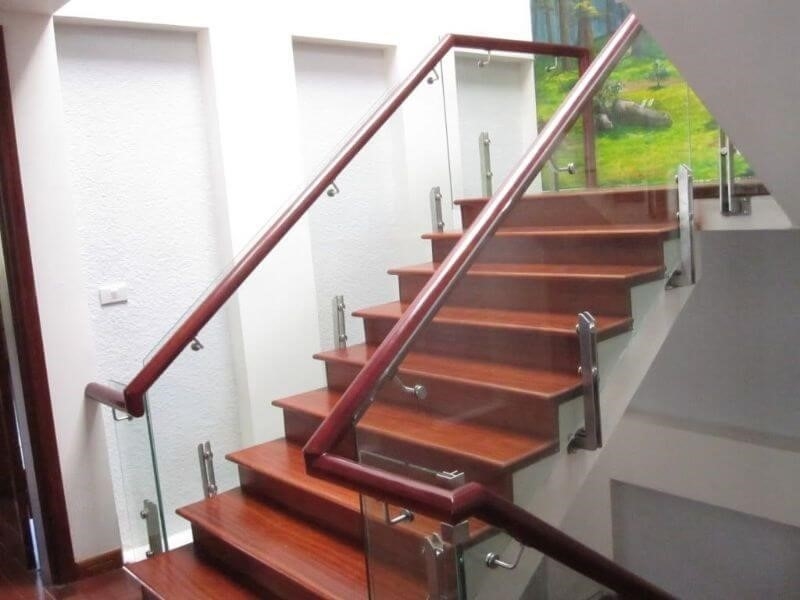Cầu thang được thiết kế với mẫu 3 sử dụng kính cường lực đảm bảo độ bền và an toàn cao.