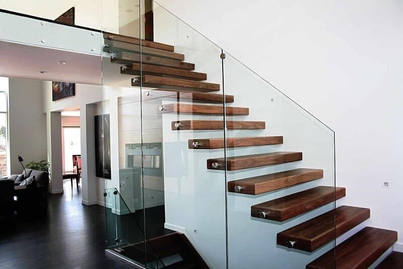 Mẫu cầu thang bằng kính không có trụ là một kiểu thiết kế cầu thang độc đáo. Ở đây, các bậc cầu thang được kết nối với nhau bằng các thanh kính chắc chắn và không có trụ chống. Điều này tạo ra một cảm giác rộng rãi và thoáng đãng cho không gian xung quanh. Mẫu cầu thang này thường được sử dụng trong các công trình kiến trúc hiện đại và đẹp mắt.