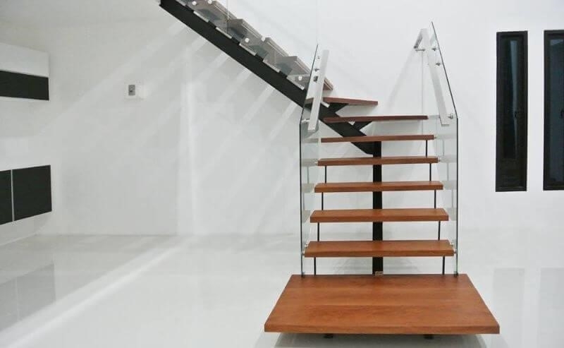 Mẫu số 21 là một mẫu cầu thang được thiết kế với kiểu dáng giống như xương cá và được làm hoàn toàn bằng kính.