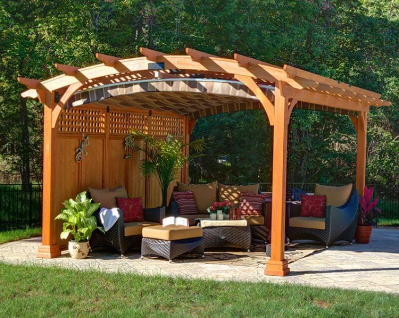 Nhà chòi gỗ trong sân vườn được thiết kế để tạo không gian thư giãn.