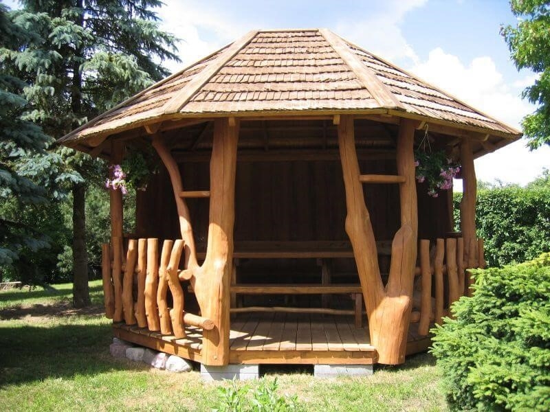 Nhà chòi gỗ trong sân vườn được thiết kế để tạo không gian thư giãn.