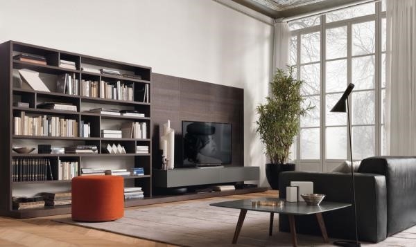 Tấm gỗ đằng sau TV này có hướng di chuyển ngược lại so với tủ sách cao có màu gỗ phù hợp.