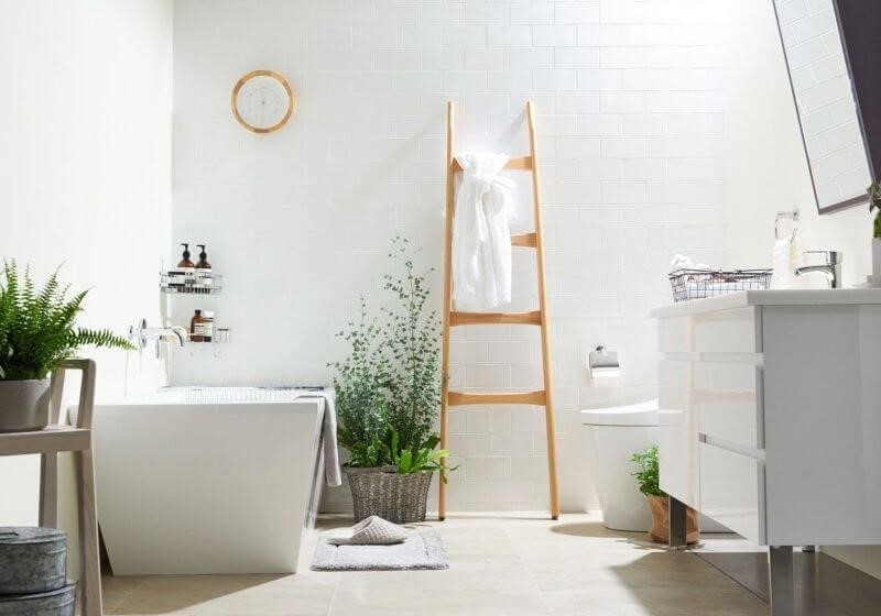 Để tiết kiệm diện tích khi thiết kế phòng tắm nhỏ chỉ 2m2, bạn có thể sử dụng không gian dưới bồn rửa mặt để lắp đặt thêm kệ hoặc giá để đồ. Việc này sẽ giúp bạn tận dụng được không gian trống và tiện lợi hơn trong việc sắp xếp đồ dùng trong phòng tắm.