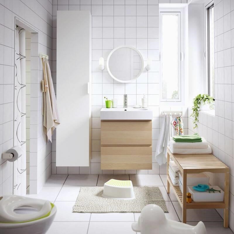 Nếu bạn xem xét kích thước nhỏ hẹp của phòng tắm chỉ 2m2, bạn có thể dễ dàng tìm kiếm các lựa chọn nội thất và tạo ra những ý tưởng bài trí phù hợp nhất.