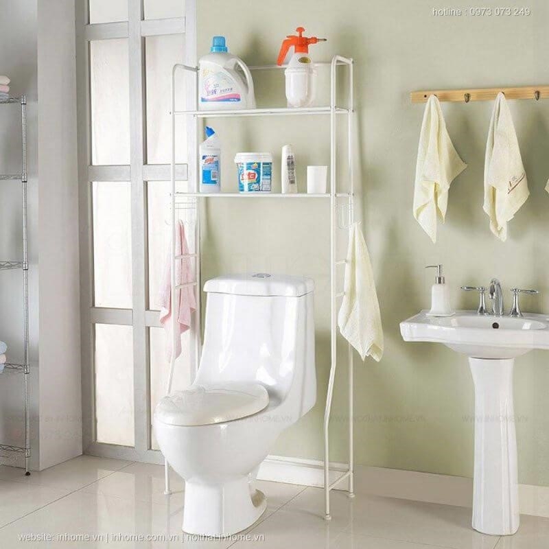 Nếu căn phòng tắm của bạn hạn chế diện tích, hãy tận dụng không gian bên cửa để sắp xếp đồ.