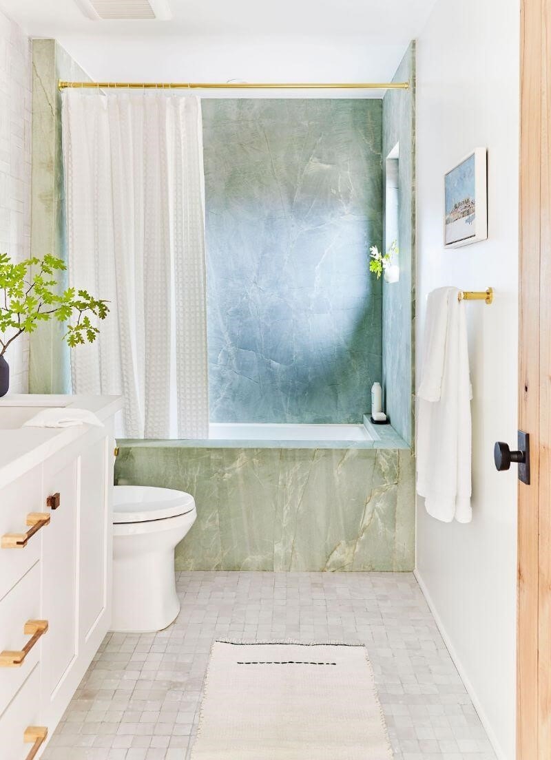Cửa ra vào hoặc lối đi trong phòng tắm đóng vai trò quan trọng trong việc tạo nên một thiết kế đẹp cho phòng tắm, đặc biệt là khi diện tích phòng tắm nhỏ chỉ khoảng 2m2.