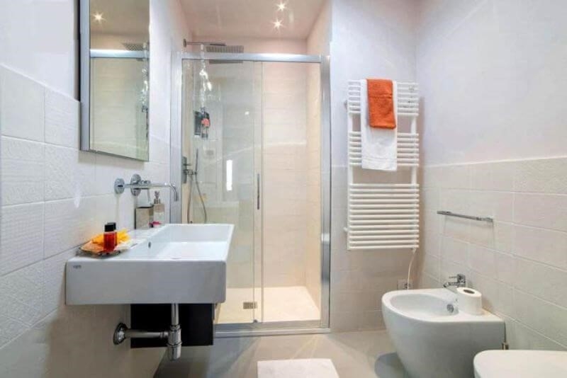 Sử dụng các gam màu tươi sáng có thể giúp phòng tắm nhỏ chỉ 2m2 trông rộng hơn bởi chúng tạo cảm giác không gian mở và thoáng hơn.