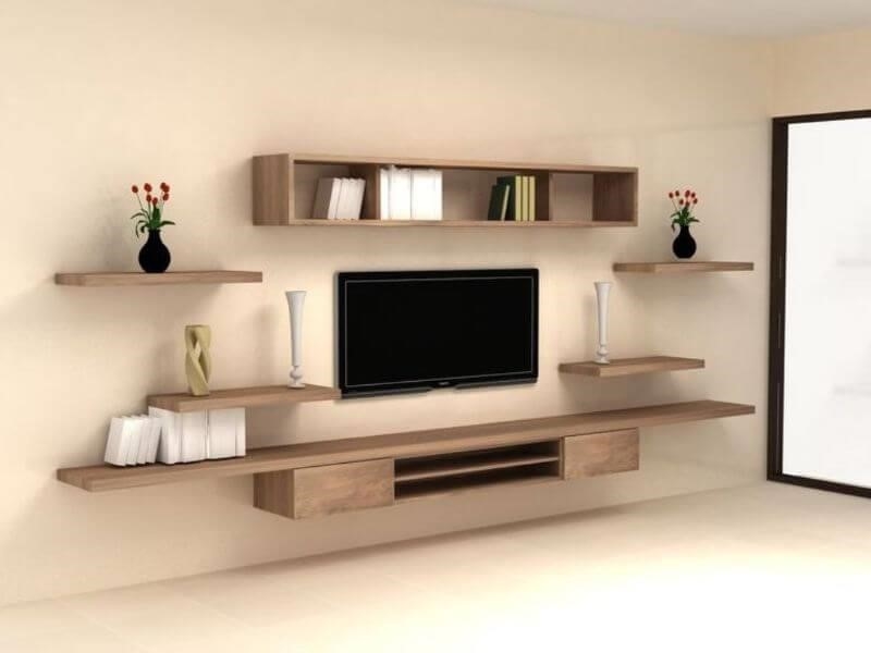 Nếu phòng khách của bạn không quá rộng, treo kệ tivi trên tường là sự lựa chọn tối ưu để tiết kiệm diện tích.