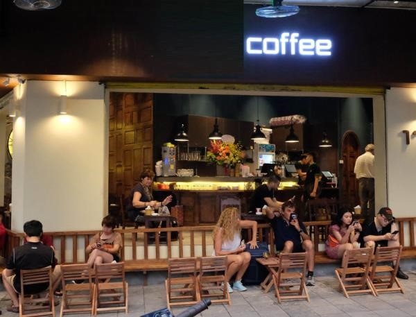 Quán cafe vỉa hè được thiết kế với tone màu đen và xám, tạo nên không gian sang trọng và đẳng cấp.